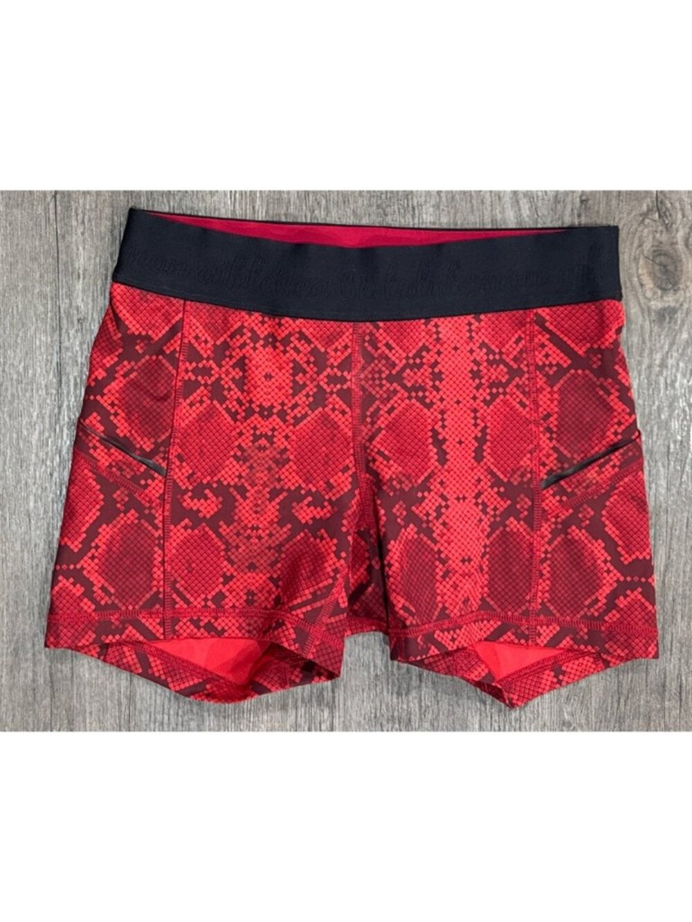 Lululemon What The Sport Shorts Womens 6 Red Black Snakeskin 4 Inch